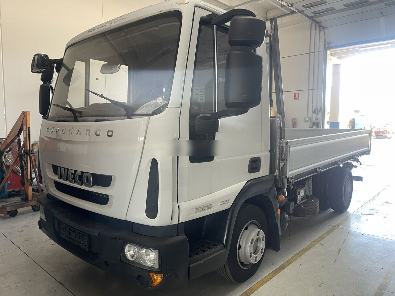 IVECO EuroCargo 75E18 - Kravas automašīna pašizgāzējs: foto 2 IVECO EuroCargo 75E18 - Kravas automašīna pašizgāzējs: foto 2