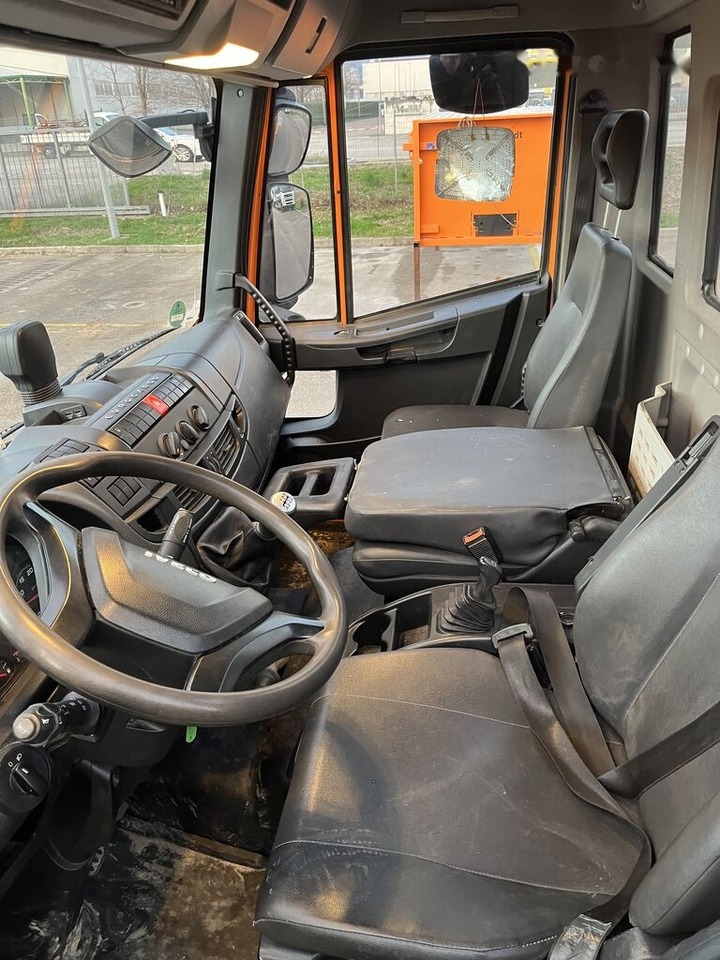 Interior photo 1: Kravas automašīna pašizgāzējs IVECO EuroCargo 80-220