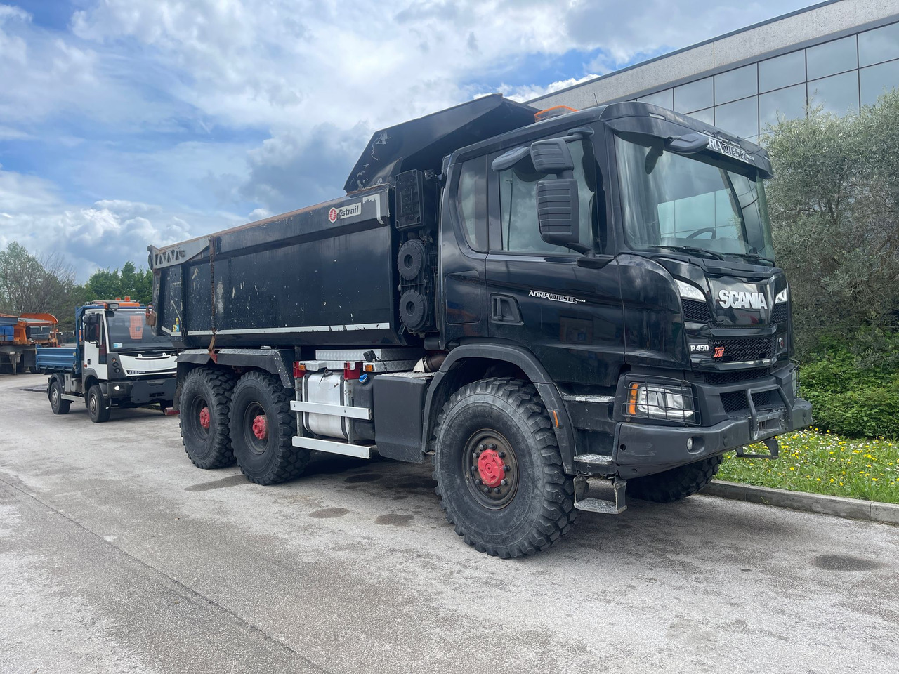 SCANIA P450 XT - Kravas automašīna pašizgāzējs: foto 1 SCANIA P450 XT - Kravas automašīna pašizgāzējs: foto 1