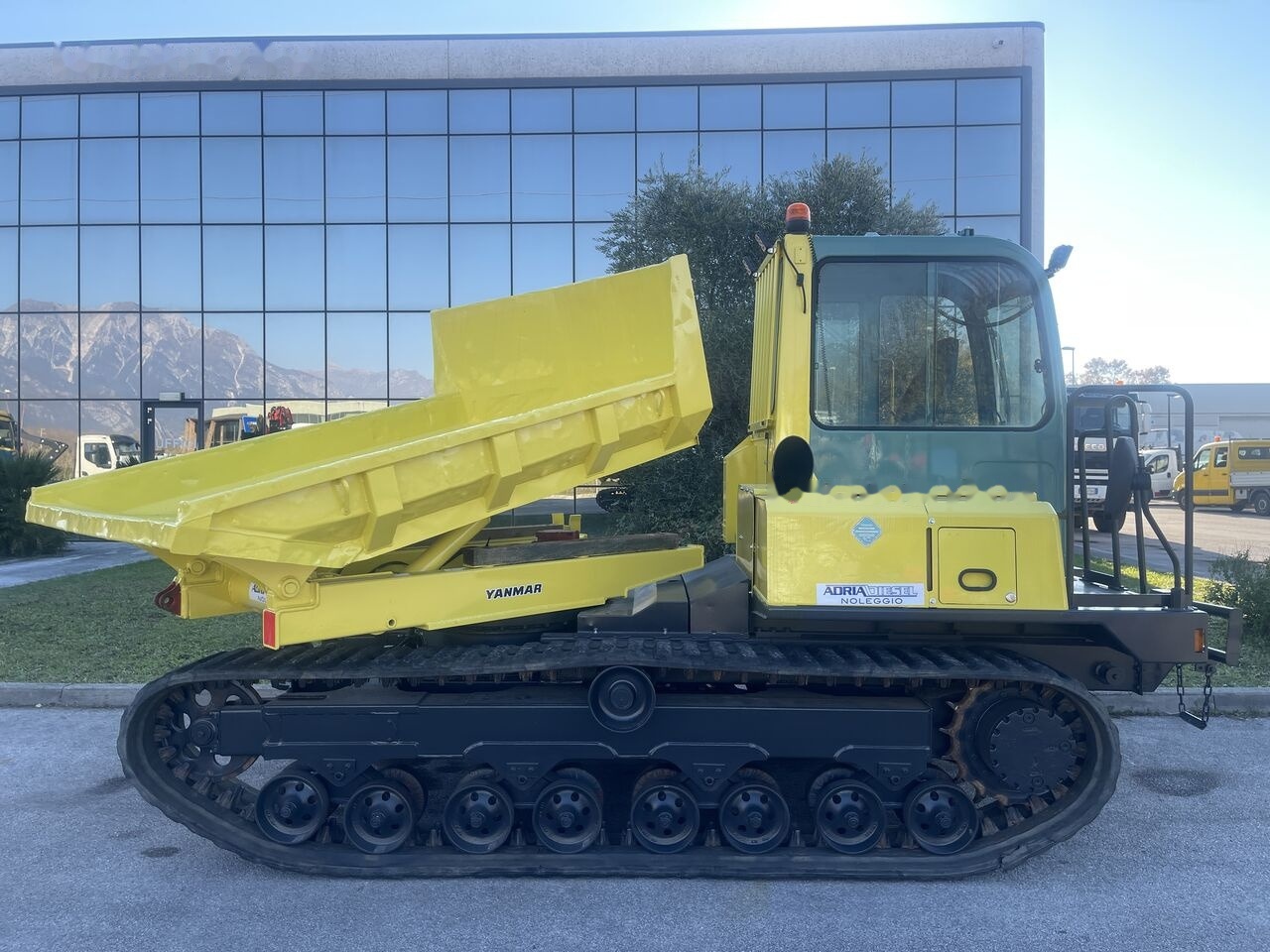 Yanmar C50 - Kāpurķēžu pašizgāzējs: foto 2 Yanmar C50 - Kāpurķēžu pašizgāzējs: foto 2