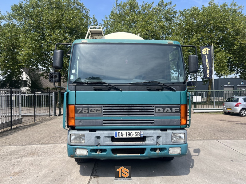 DAF CF75.250 EURO 2 - MANUAL - ZAUG und DRUCK - TOP TRUCK - Autocisterna: foto 2 DAF CF75.250 EURO 2 - MANUAL - ZAUG und DRUCK - TOP TRUCK - Autocisterna: foto 2