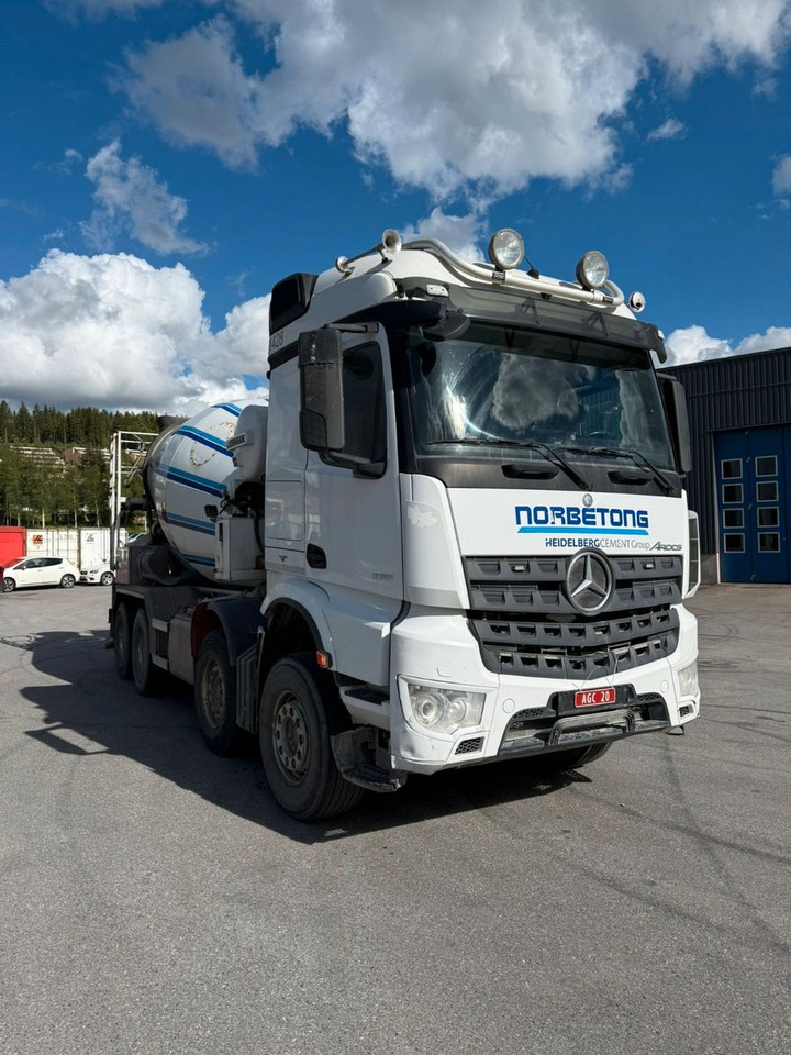 Mercedes-Benz 3251 / 9 m3 mixer + Liebher 12+4 - Betonvedējs: foto 1 Mercedes-Benz 3251 / 9 m3 mixer + Liebher 12+4 - Betonvedējs: foto 1