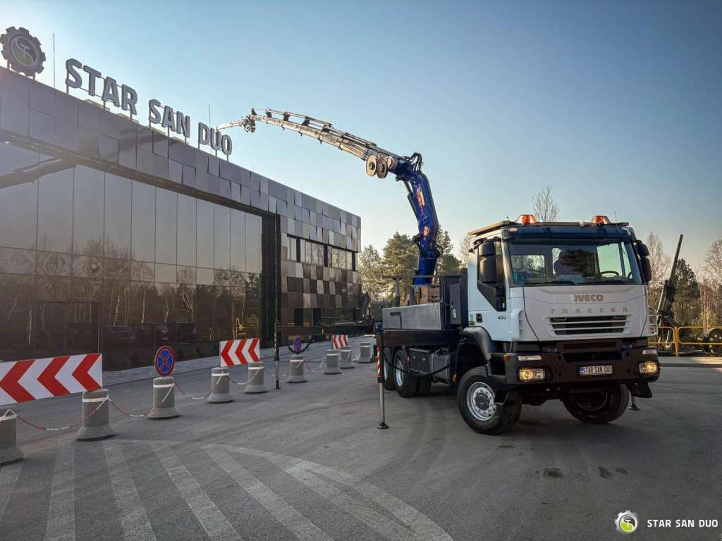 Iveco TRAKKER 450 6x6 PM41S FLY JIB Crane Kipper - Kravas auto ar manipulatoru: foto 3 Iveco TRAKKER 450 6x6 PM41S FLY JIB Crane Kipper - Kravas auto ar manipulatoru: foto 3