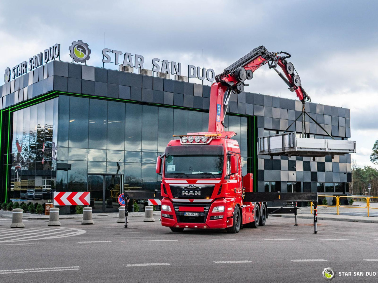 Kravas auto ar manipulatoru : foto 9