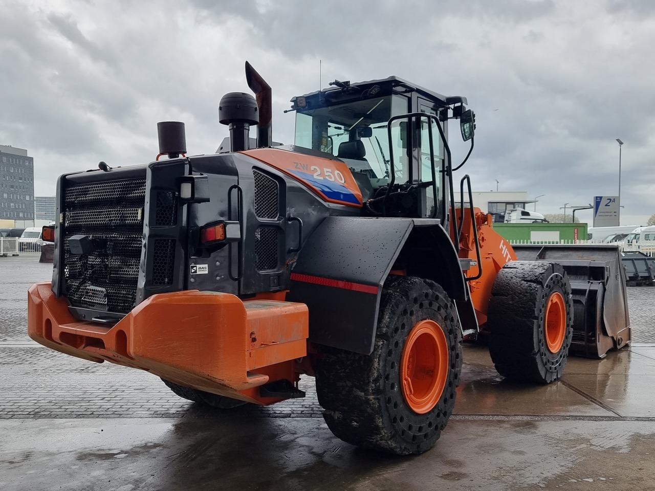 HITACHI ZW 250 - Riteņu iekrāvējs: foto 2 HITACHI ZW 250 - Riteņu iekrāvējs: foto 2