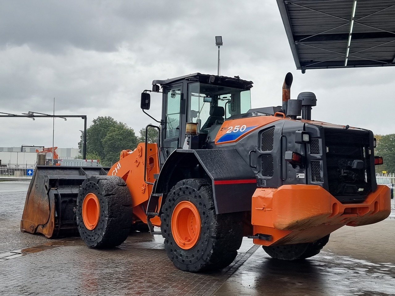 HITACHI ZW 250 - Riteņu iekrāvējs: foto 4 HITACHI ZW 250 - Riteņu iekrāvējs: foto 4