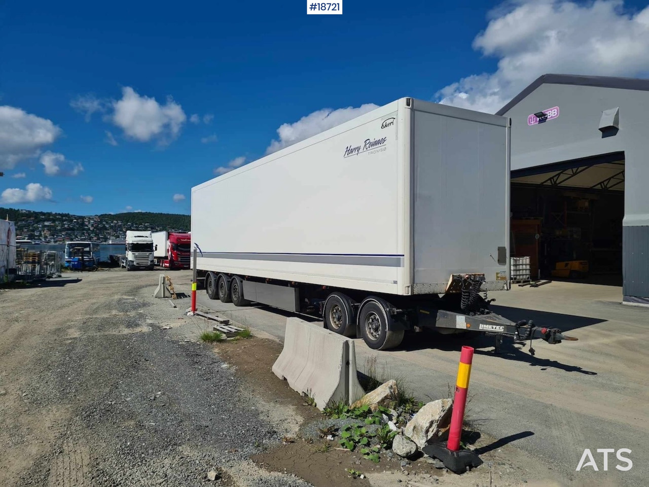 Ekeri 3-axle cabinet semitrailer w/ full side opening. - Piekabe slēgtā virsbūve: foto 1 Ekeri 3-axle cabinet semitrailer w/ full side opening. - Piekabe slēgtā virsbūve: foto 1