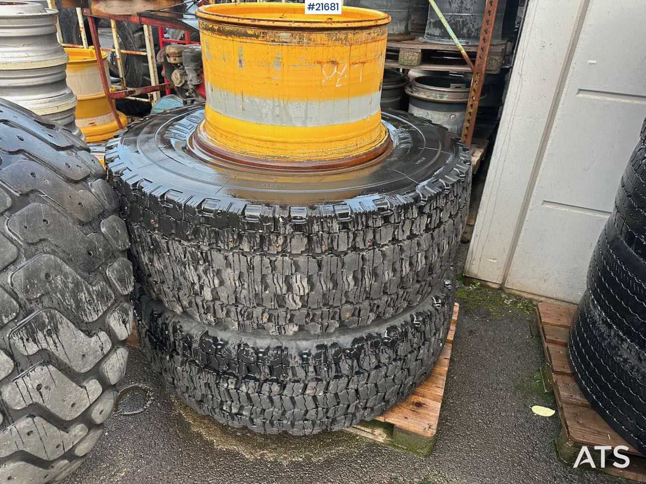 Hilo Dekkene har stått på en Volvo L60E - Riepas un diski - Celtniecības tehnika: foto 1 Hilo Dekkene har stått på en Volvo L60E - Riepas un diski - Celtniecības tehnika: foto 1