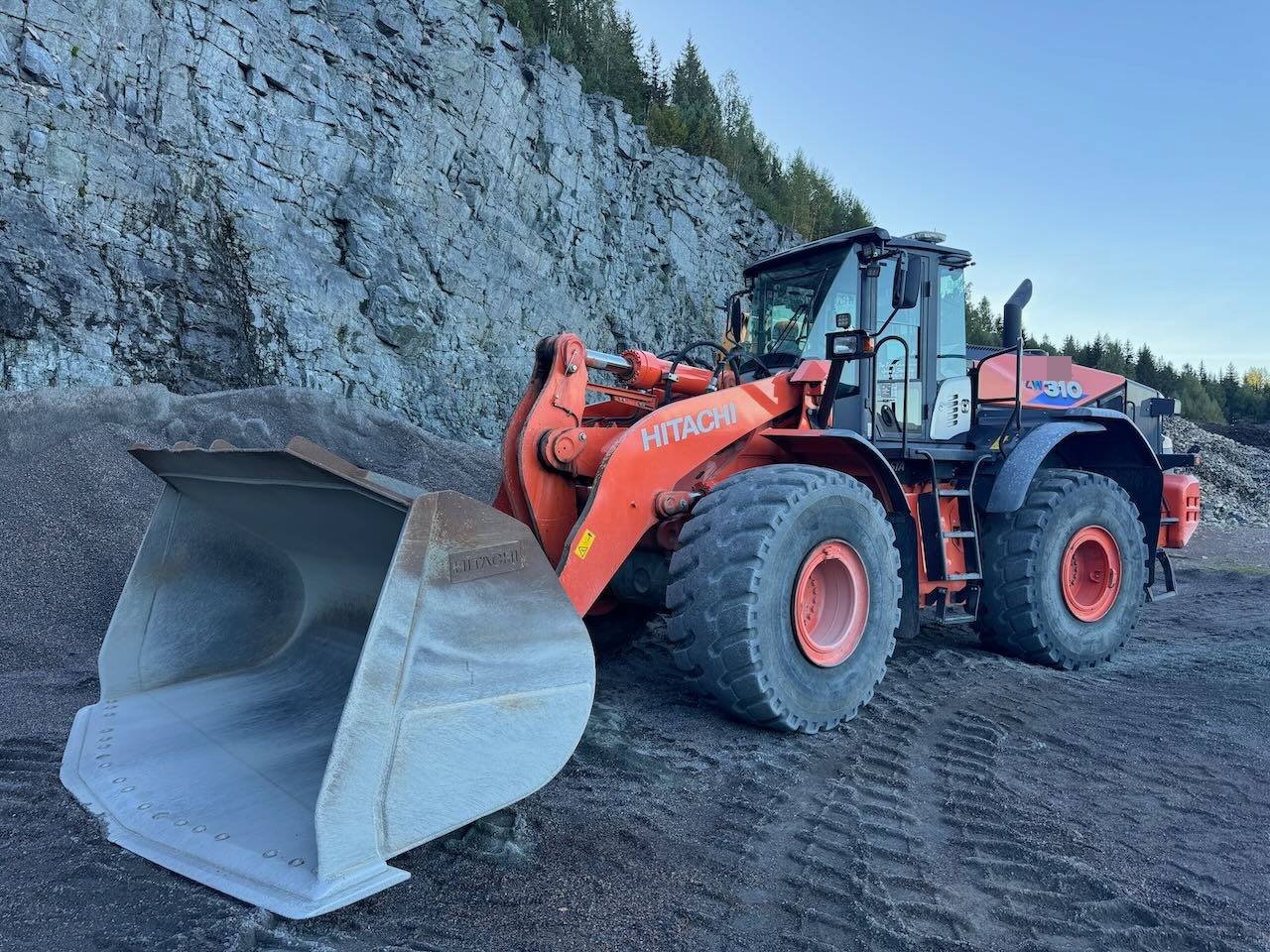 Hitachi ZW310 - Riteņu iekrāvējs: foto 1 Hitachi ZW310 - Riteņu iekrāvējs: foto 1