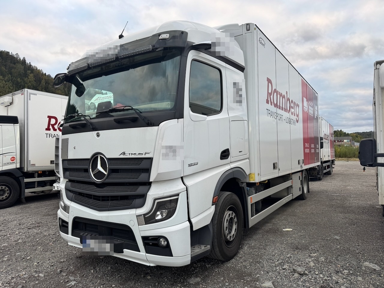 Mercedes Actros 1833 - Kravas automašīna ar slēgto virsbūvi: foto 1 Mercedes Actros 1833 - Kravas automašīna ar slēgto virsbūvi: foto 1