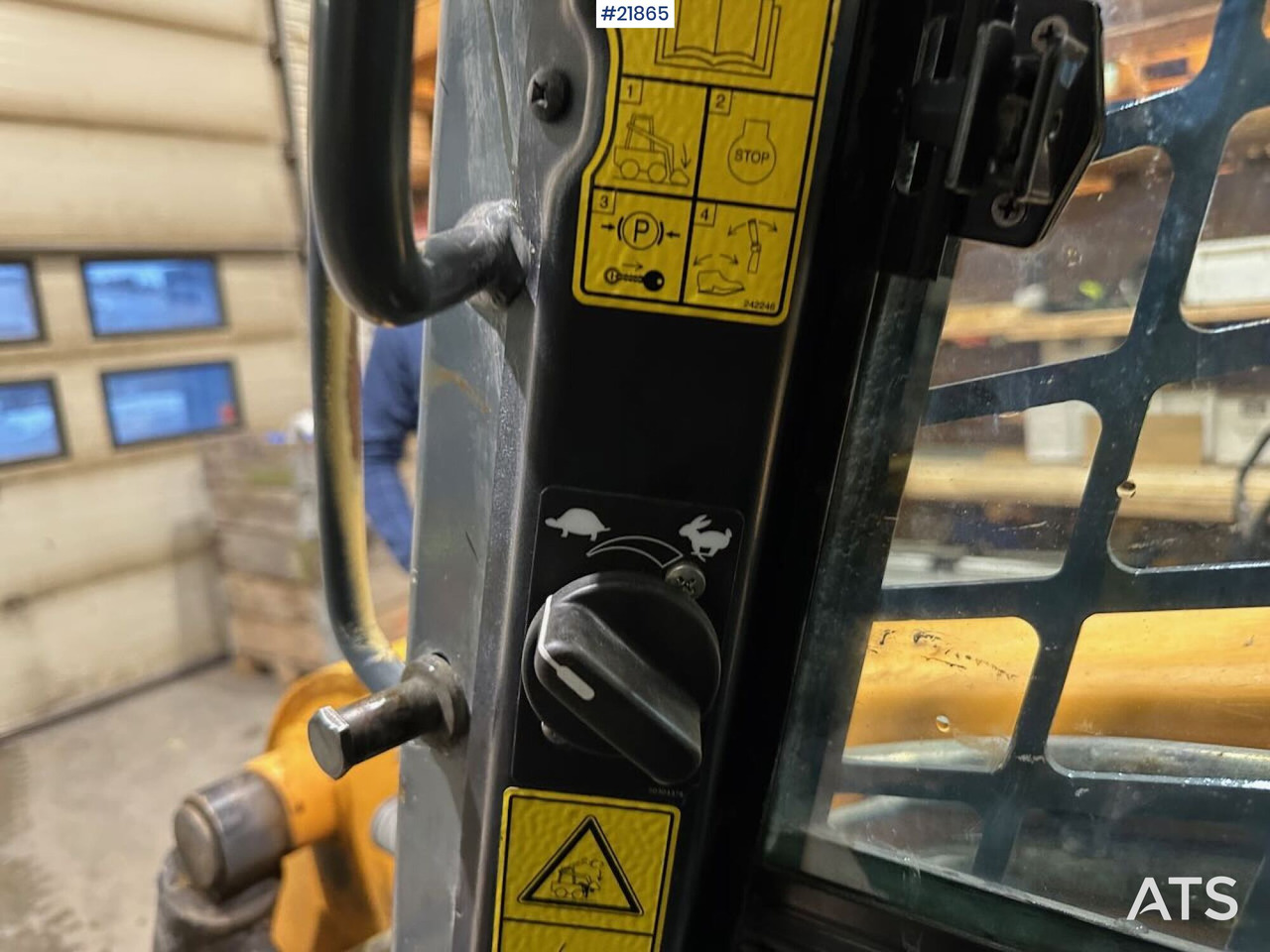 Kompaktiekrāvējs Mustang 220R kompaktlaster m/planeringskuffe og pallegafler: foto 22