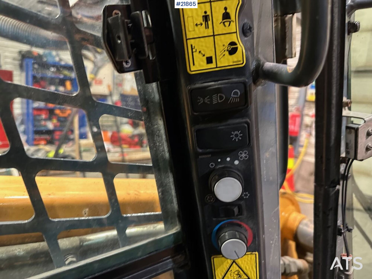 Kompaktiekrāvējs Mustang 220R kompaktlaster m/planeringskuffe og pallegafler: foto 20