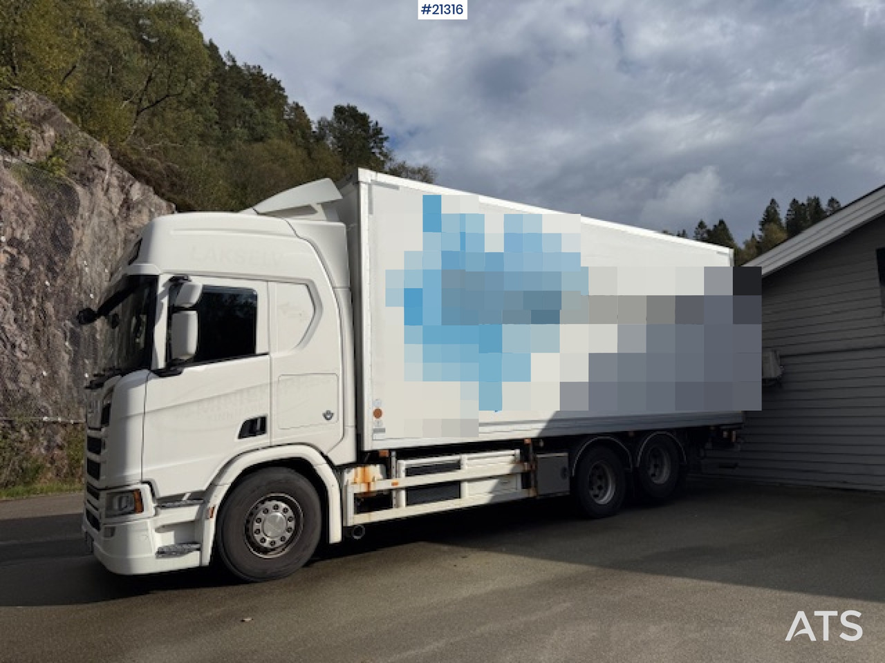Scania R520 - Kravas automašīna ar slēgto virsbūvi: foto 1 Scania R520 - Kravas automašīna ar slēgto virsbūvi: foto 1