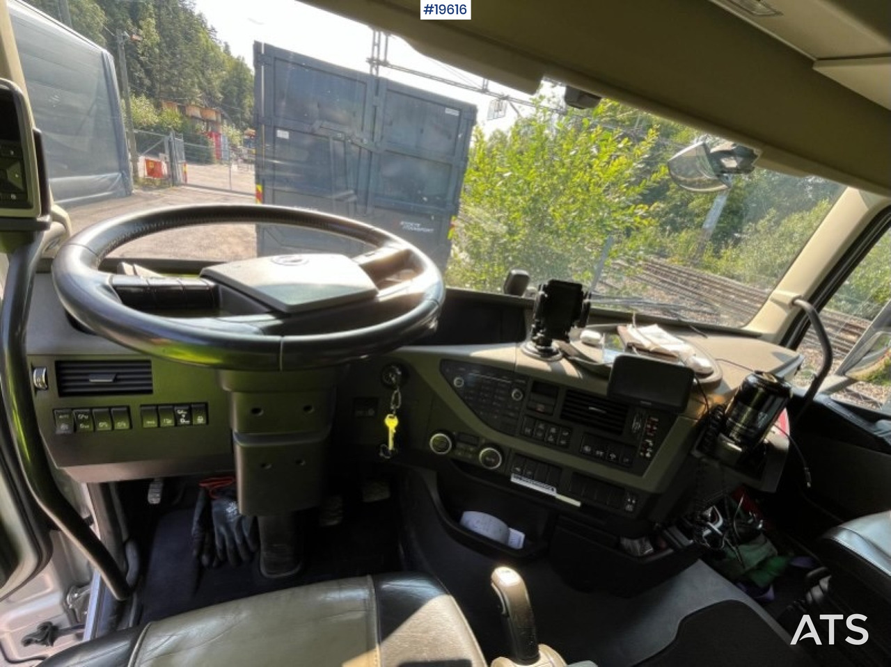 Pacēlājs ar āķi, Kravas auto ar manipulatoru Volvo FH420: foto 17
