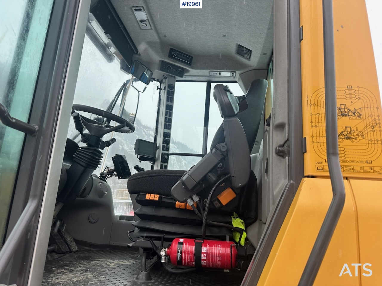 Riteņu iekrāvējs Volvo L90F: foto 28