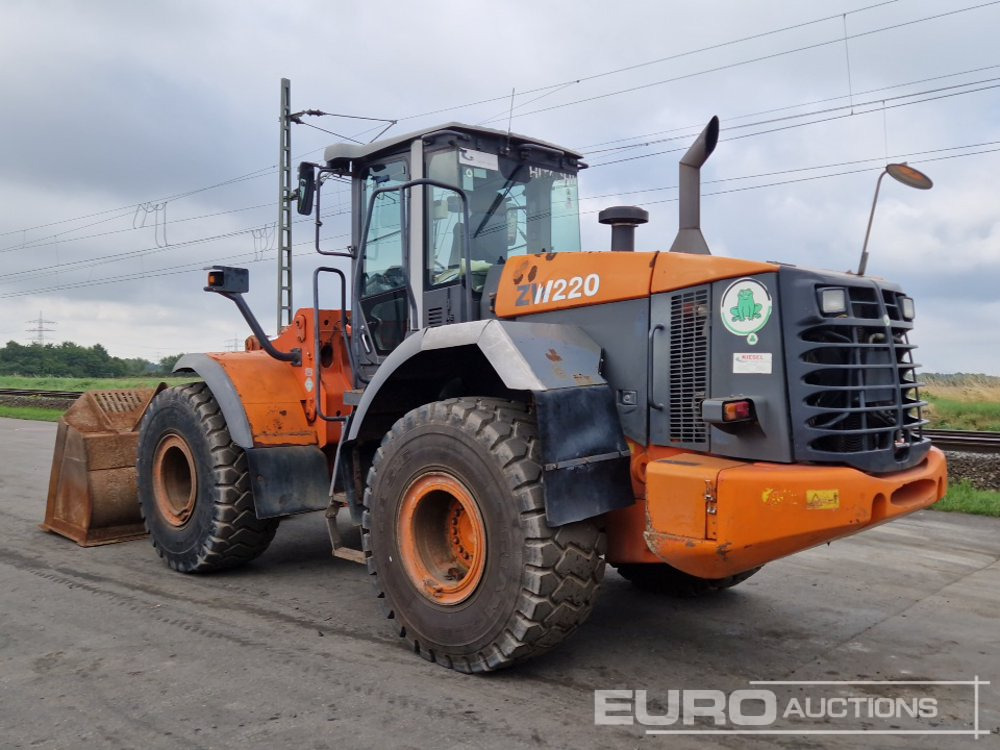 Hitachi ZW220 - Riteņu iekrāvējs: foto 3 Hitachi ZW220 - Riteņu iekrāvējs: foto 3