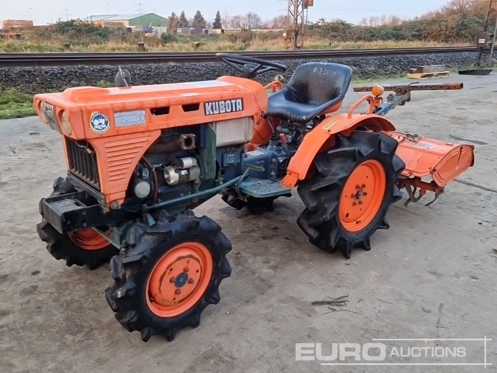Kubota B7001 - Mini traktors: foto 1 Kubota B7001 - Mini traktors: foto 1