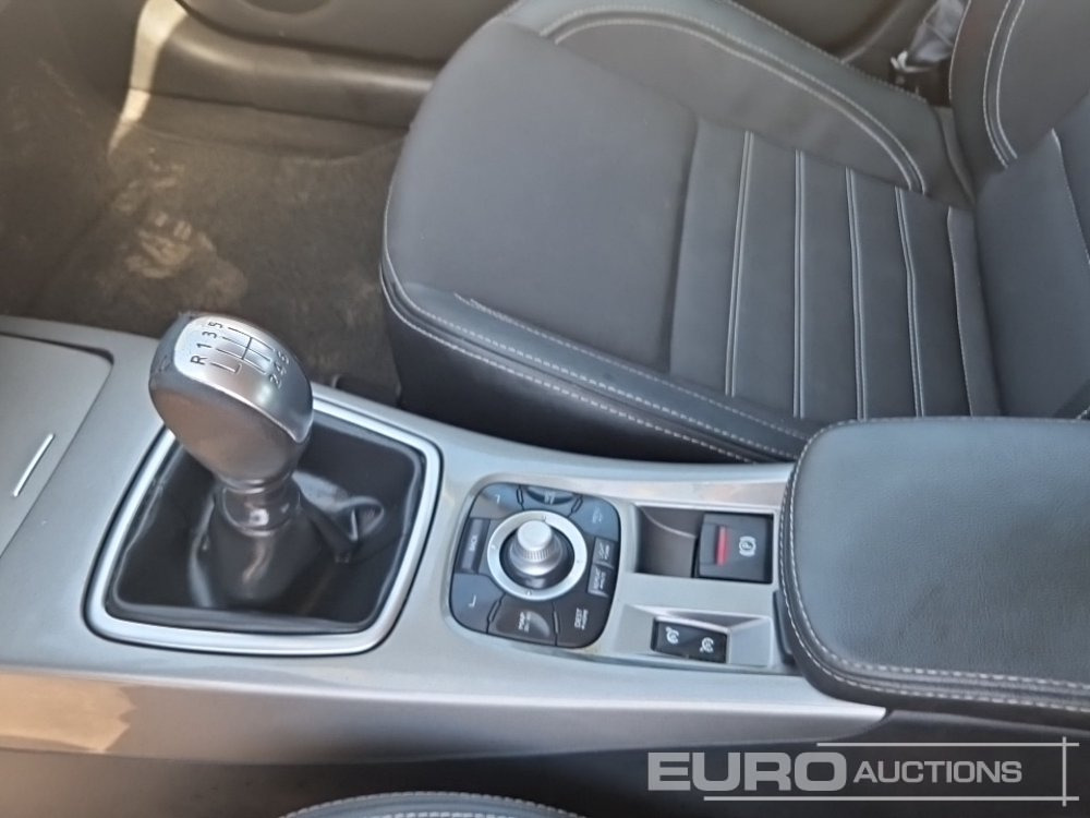 Vieglā automašīna 2010 Renault Laguna: foto 15