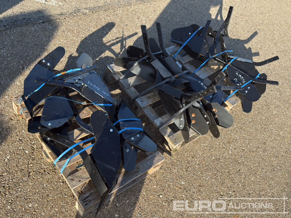 Unused Pallet of Furrowers to suit Garden Tiller (3 of) / Apocador para Cultivador - Lauksaimniecības tehnika: foto 3 Unused Pallet of Furrowers to suit Garden Tiller (3 of) / Apocador para Cultivador - Lauksaimniecības tehnika: foto 3