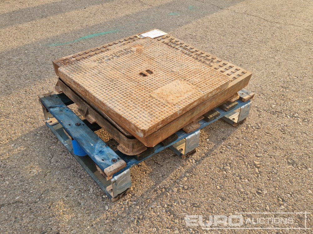 Pallet of Manhole Covers (3 of) - Celtniecības maisītājs: foto 1 Pallet of Manhole Covers (3 of) - Celtniecības maisītājs: foto 1