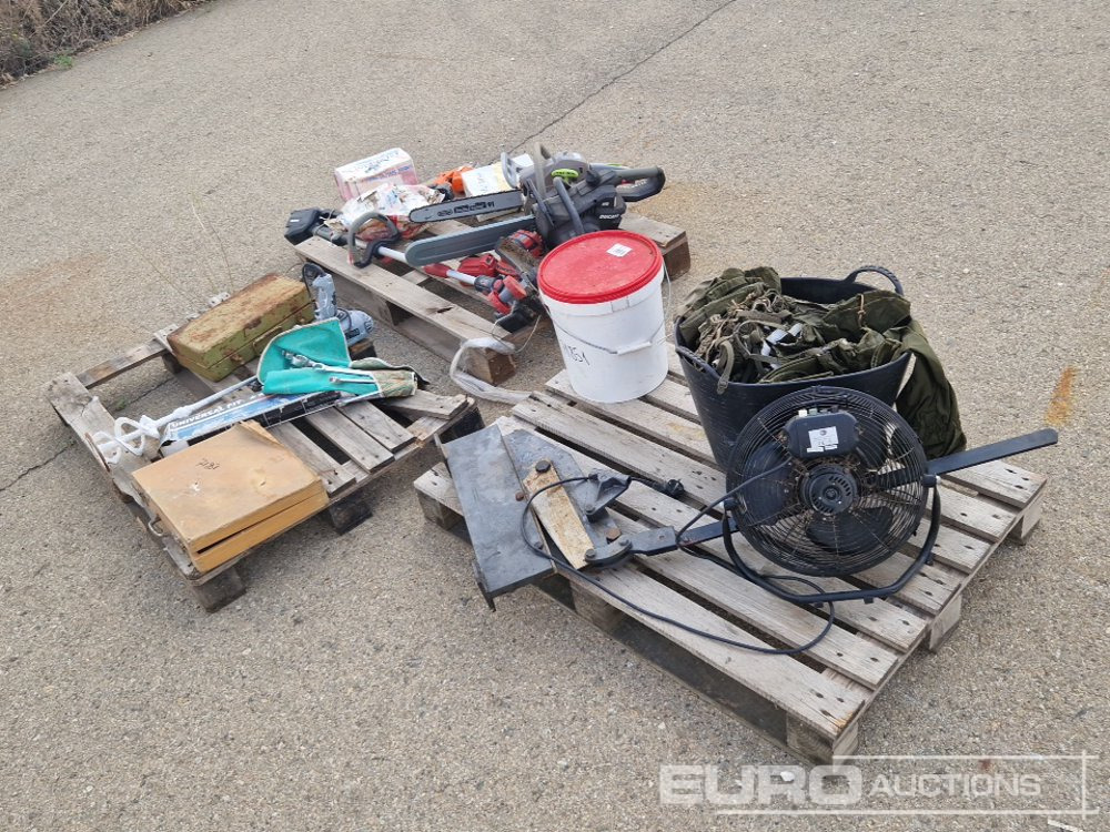 Pallet of Various Tools, Ventilator, Chainsaws, Spanners (3 of) - Celtniecības maisītājs: foto 1 Pallet of Various Tools, Ventilator, Chainsaws, Spanners (3 of) - Celtniecības maisītājs: foto 1