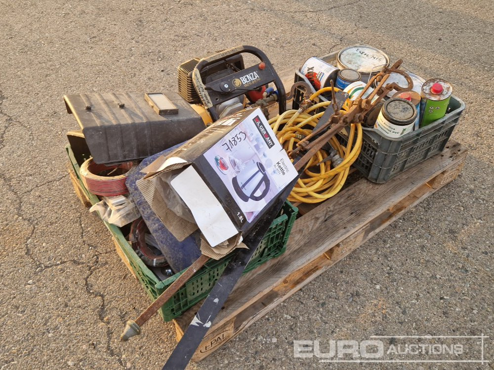 Pallet of Welding Machine, Welding Masks, Generator, Tubs of Paint - Celtniecības maisītājs: foto 2 Pallet of Welding Machine, Welding Masks, Generator, Tubs of Paint - Celtniecības maisītājs: foto 2