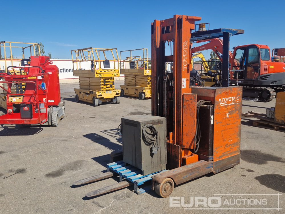 Toyota 16  1.6 Ton Electric Reach Forklift, 3 Mast, Forks, Charger - Autokrāvējs: foto 4 Toyota 16  1.6 Ton Electric Reach Forklift, 3 Mast, Forks, Charger - Autokrāvējs: foto 4