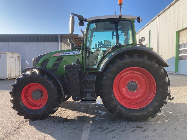 Fendt 718 Vario S4 Profi Plus - Traktors: foto 1 Fendt 718 Vario S4 Profi Plus - Traktors: foto 1