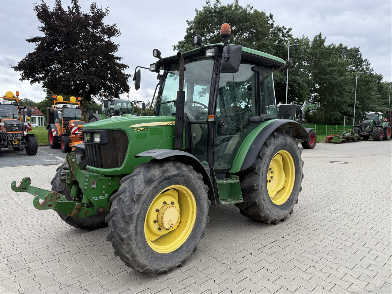 John Deere 5075E - Traktors: foto 1 John Deere 5075E - Traktors: foto 1