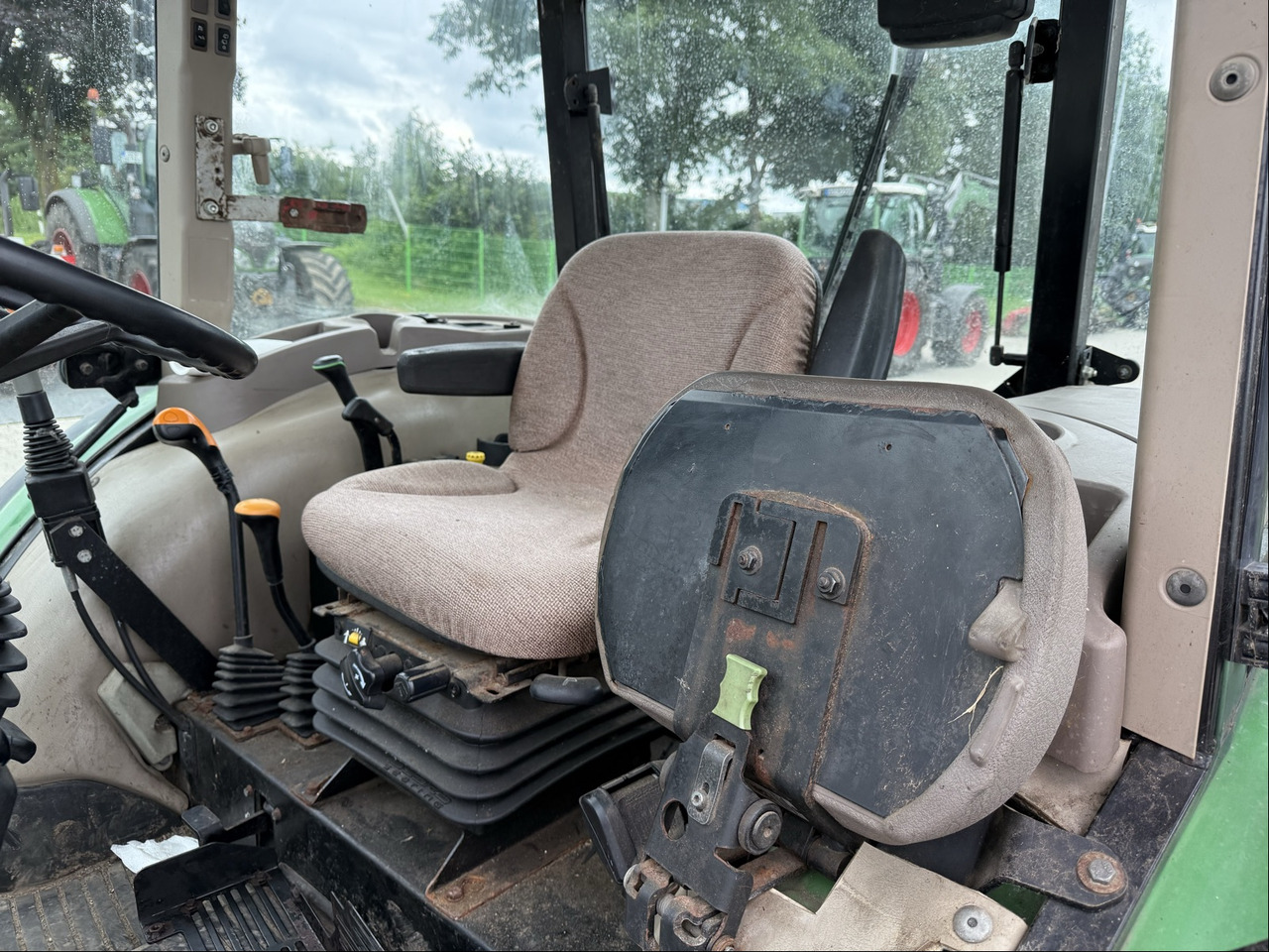 John Deere 5075E - Traktors: foto 3 John Deere 5075E - Traktors: foto 3