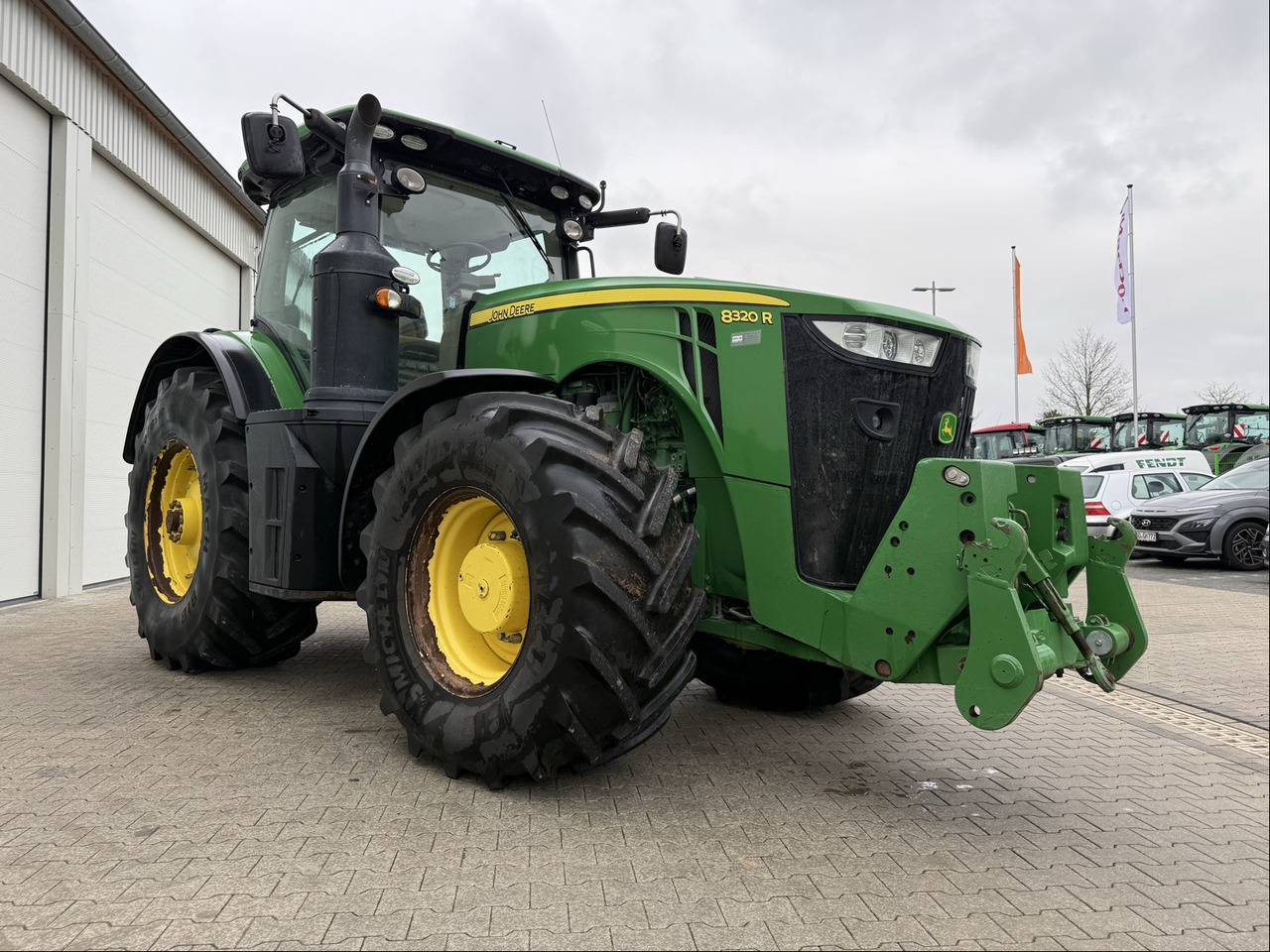 John Deere 8320 R E23 - Traktors: foto 1 John Deere 8320 R E23 - Traktors: foto 1