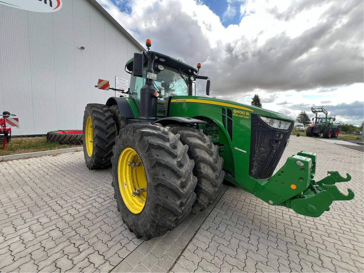 John Deere 8400 R - Traktors: foto 1 John Deere 8400 R - Traktors: foto 1