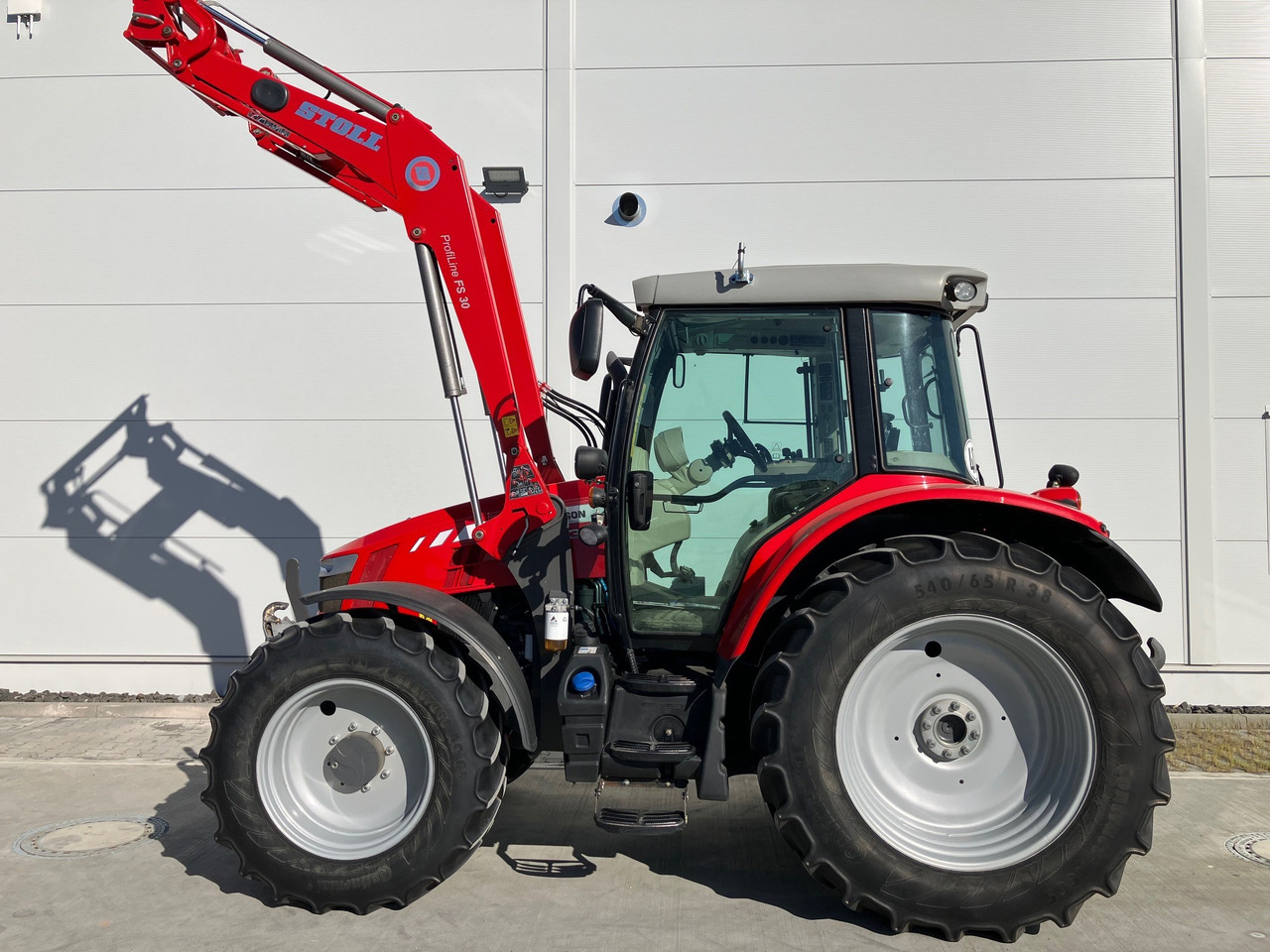 Massey Ferguson 5613 Dyna 6 - Traktors: foto 1 Massey Ferguson 5613 Dyna 6 - Traktors: foto 1