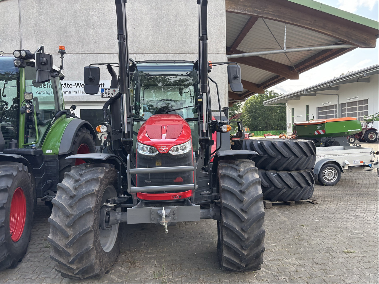 Massey Ferguson 5711M Dyna-4 4WD Cab - Traktors: foto 5 Massey Ferguson 5711M Dyna-4 4WD Cab - Traktors: foto 5