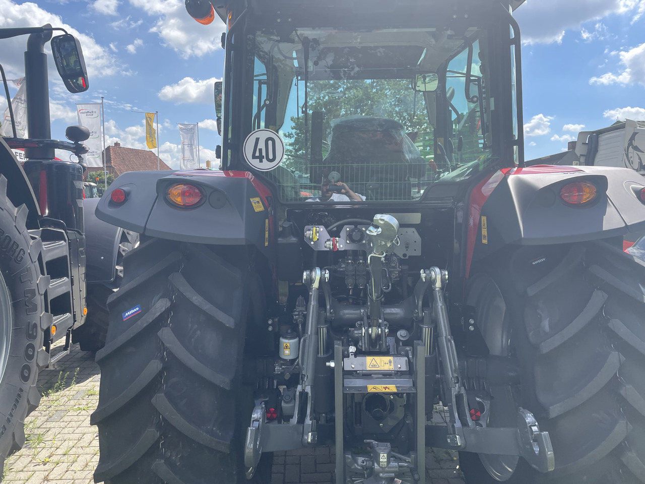 Massey Ferguson 5711M Dyna-4 4WD Cab - Traktors: foto 2 Massey Ferguson 5711M Dyna-4 4WD Cab - Traktors: foto 2