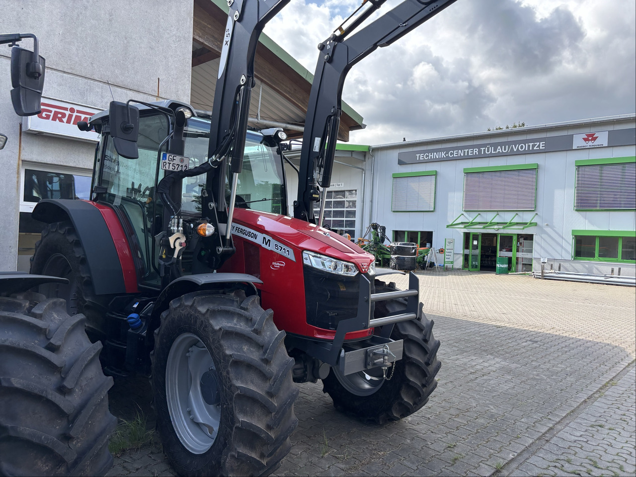 Massey Ferguson 5711M Dyna-4 4WD Cab - Traktors: foto 1 Massey Ferguson 5711M Dyna-4 4WD Cab - Traktors: foto 1