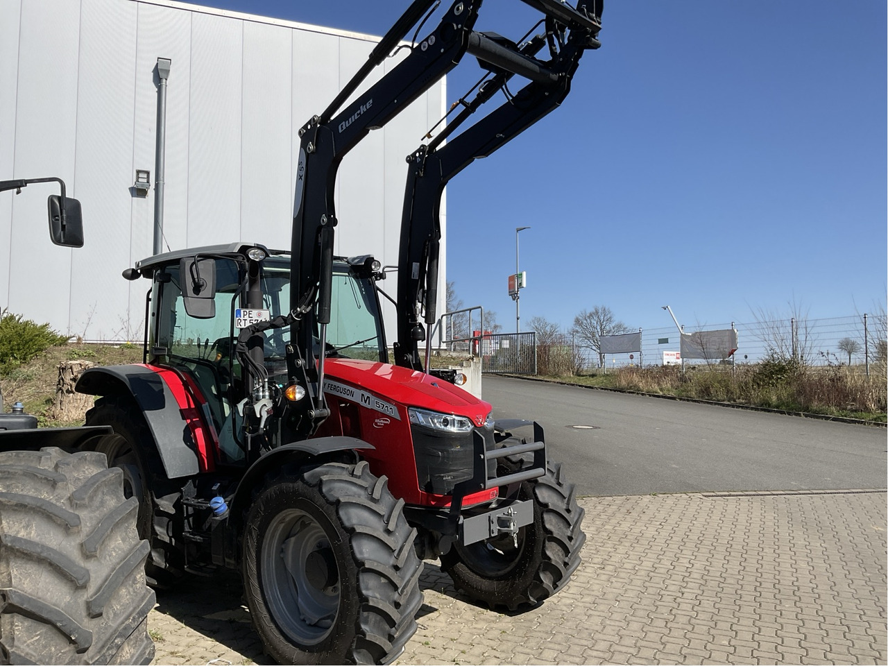 Massey Ferguson 5711M Dyna4 4WD Cab Esse - Traktors: foto 1 Massey Ferguson 5711M Dyna4 4WD Cab Esse - Traktors: foto 1