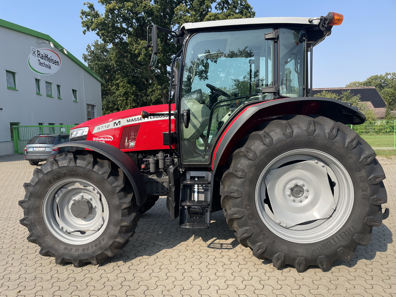 Massey Ferguson 5712M 4WD Cab Essential - Traktors: foto 2 Massey Ferguson 5712M 4WD Cab Essential - Traktors: foto 2