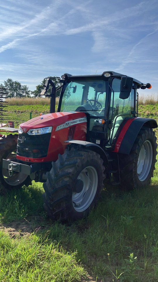 Massey Ferguson 5713M 4WD Cab Essential - Traktors: foto 1 Massey Ferguson 5713M 4WD Cab Essential - Traktors: foto 1