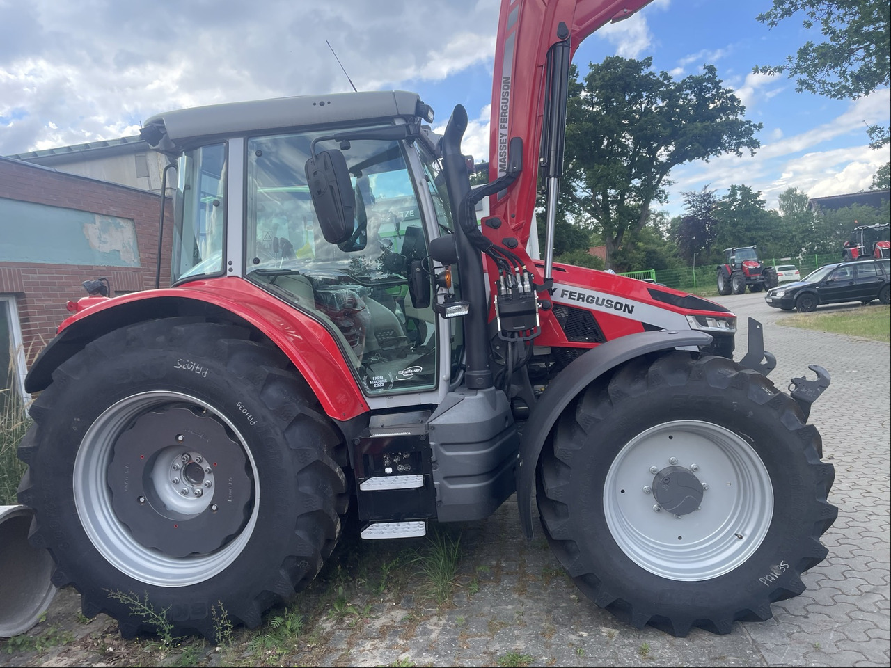 Massey Ferguson 5S.135 Dyna 4 Efficient - Traktors: foto 1 Massey Ferguson 5S.135 Dyna 4 Efficient - Traktors: foto 1