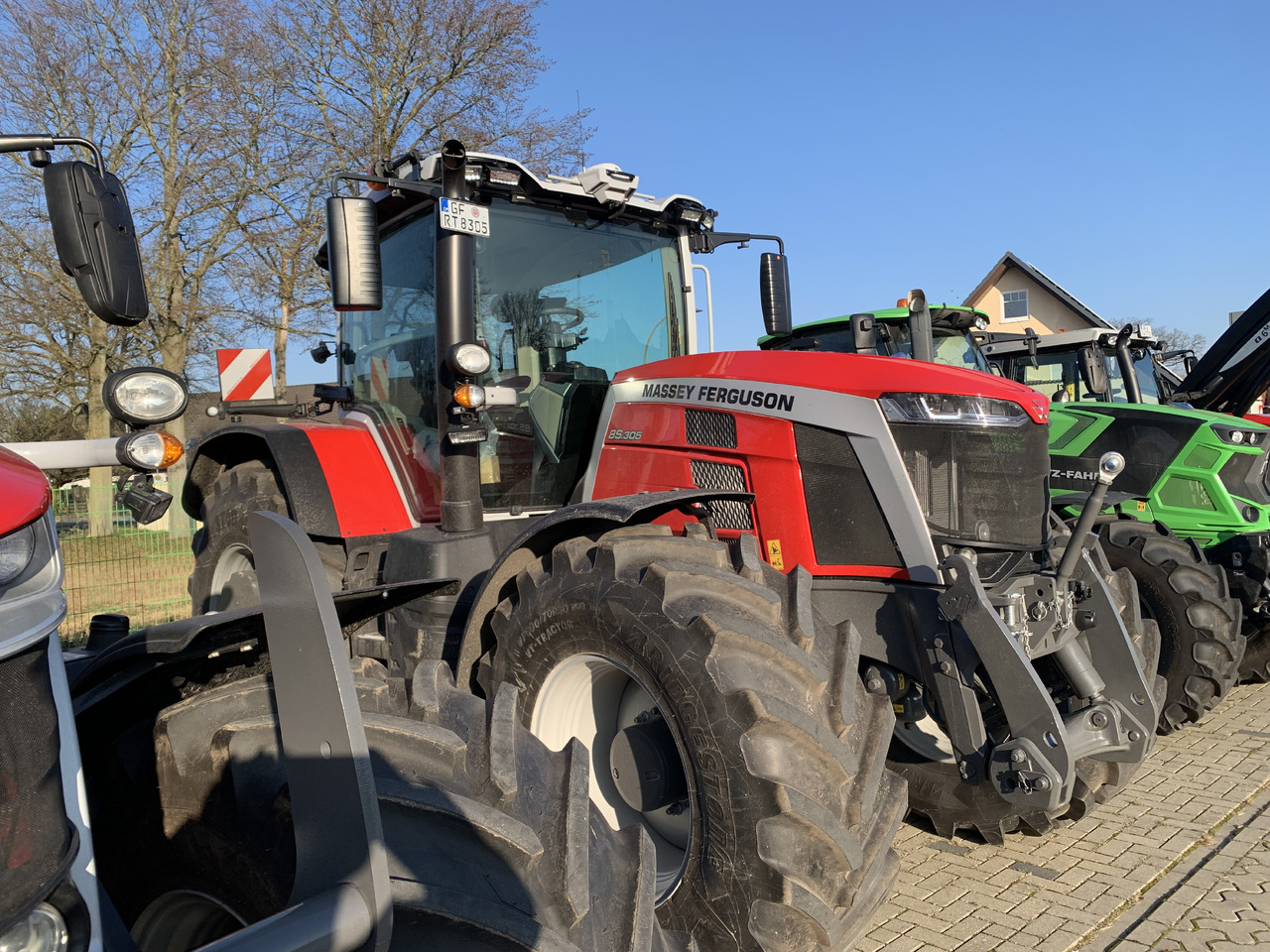 Massey Ferguson 8S.305 Dyna-VT Exclusive - Traktors: foto 1 Massey Ferguson 8S.305 Dyna-VT Exclusive - Traktors: foto 1