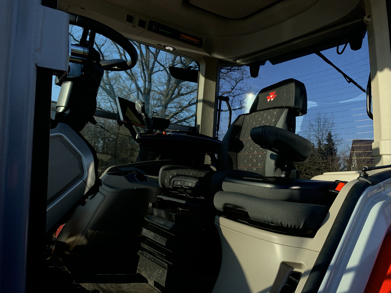 Massey Ferguson 8S.305 Dyna-VT Exclusive - Traktors: foto 4 Massey Ferguson 8S.305 Dyna-VT Exclusive - Traktors: foto 4