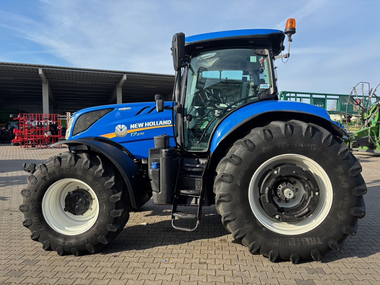 New Holland T 7.270 AC - Traktors: foto 1 New Holland T 7.270 AC - Traktors: foto 1