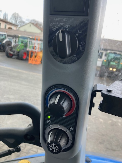 New Holland T5.100 - Traktors: foto 3 New Holland T5.100 - Traktors: foto 3