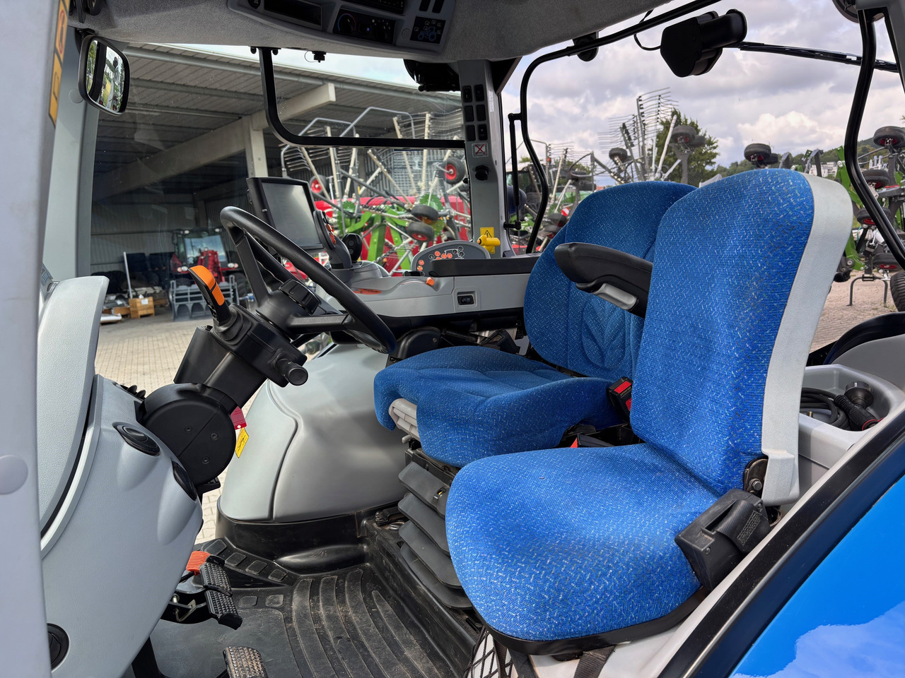 New Holland T6.140 Auto Command - Traktors: foto 4 New Holland T6.140 Auto Command - Traktors: foto 4