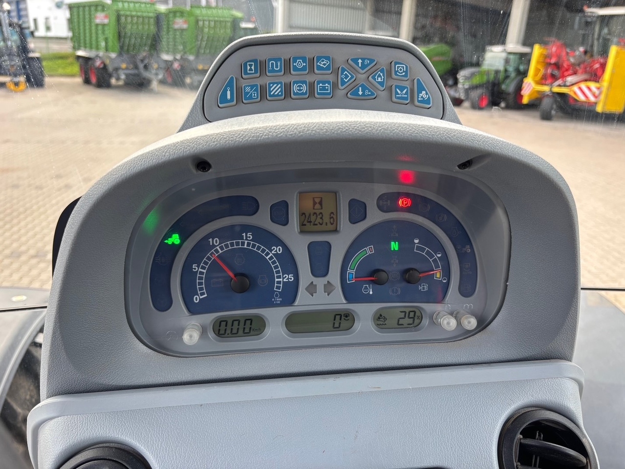 New Holland T6.140 Auto Command - Traktors: foto 2 New Holland T6.140 Auto Command - Traktors: foto 2