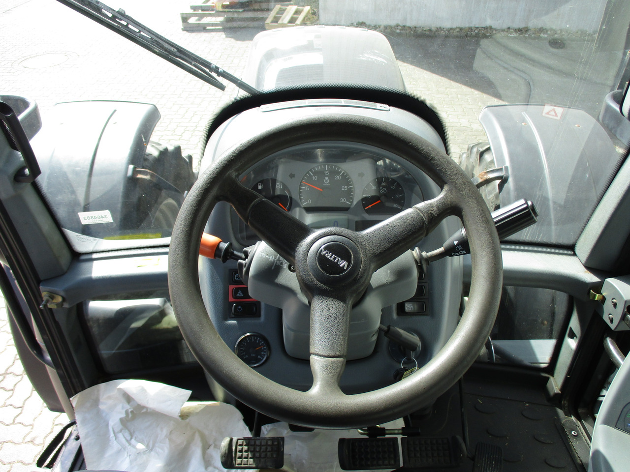 Valtra T 213 - Traktors: foto 3 Valtra T 213 - Traktors: foto 3