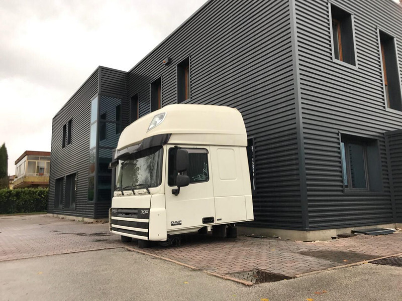 DAF XF 105 Euro 5 - Kabīne un interjers - Kravas automašīna: foto 2 DAF XF 105 Euro 5 - Kabīne un interjers - Kravas automašīna: foto 2