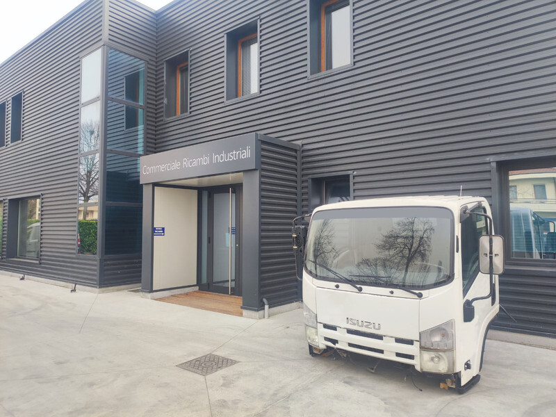 Isuzu NLR NL 77 85 "N - L" - Kabīne un interjers - Kravas automašīna: foto 2 Isuzu NLR NL 77 85 "N - L" - Kabīne un interjers - Kravas automašīna: foto 2