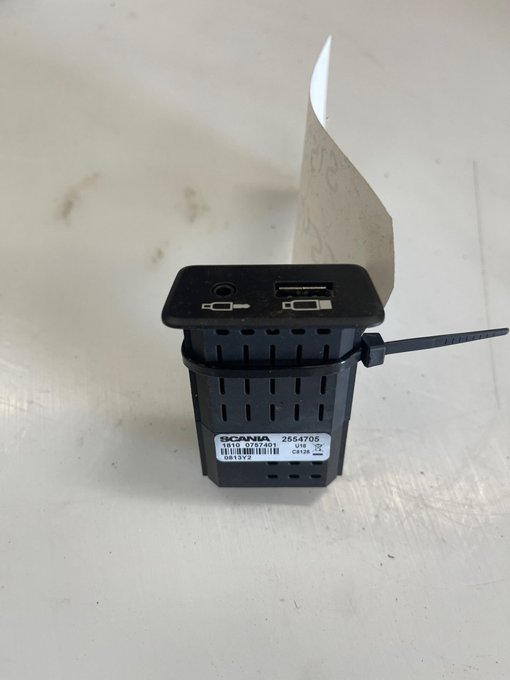 SCANIA USB PORT 2554705 - Mērinstrumentu panelis - Kravas automašīna: foto 1 SCANIA USB PORT 2554705 - Mērinstrumentu panelis - Kravas automašīna: foto 1